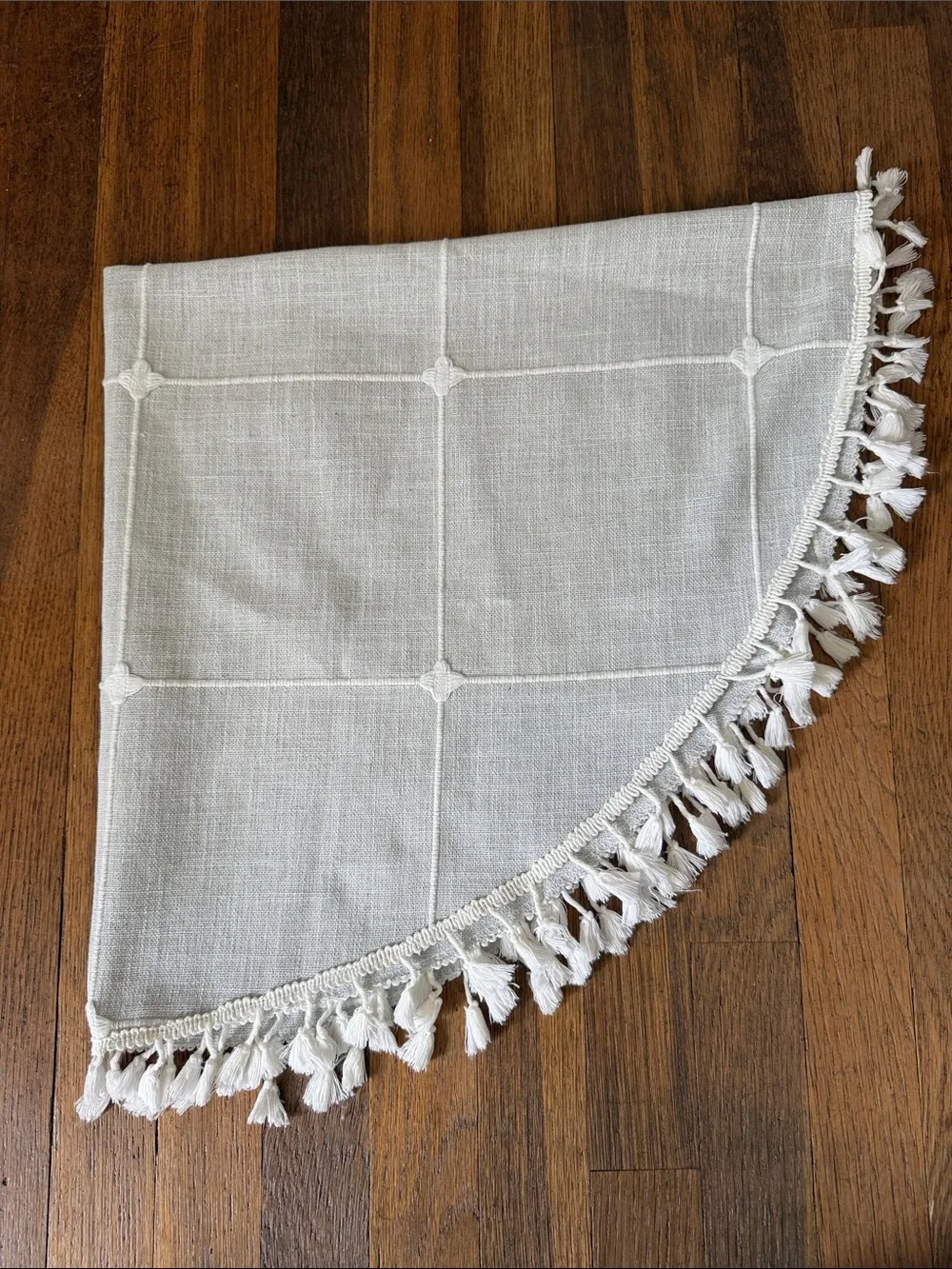 🍴Gray/cream 36” round table cloth.